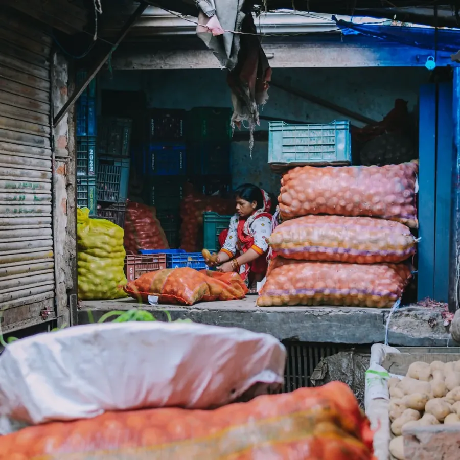 Lối đi giữa hai dãy kệ